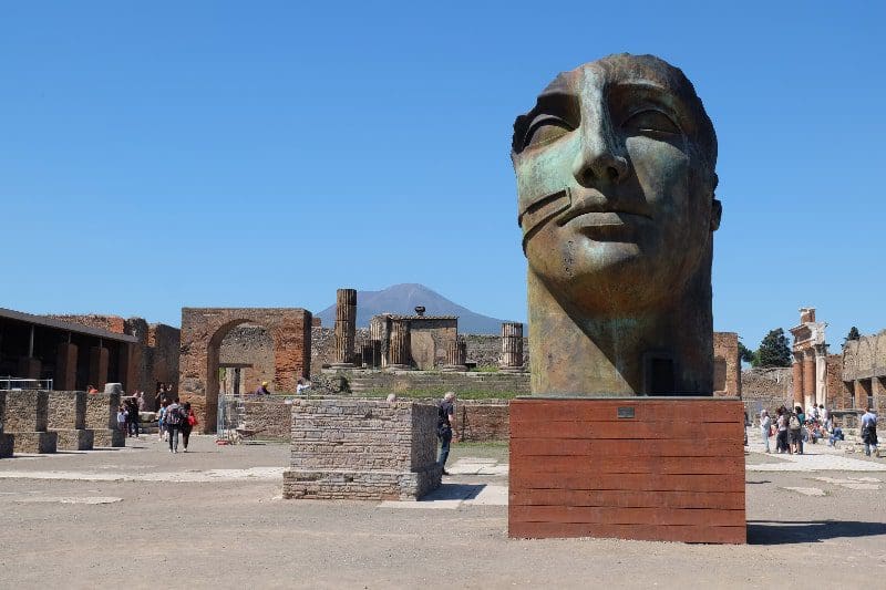 pompeii statues blue sky
