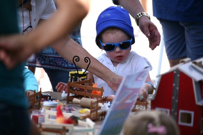 cmee summer family fair child with blue hat