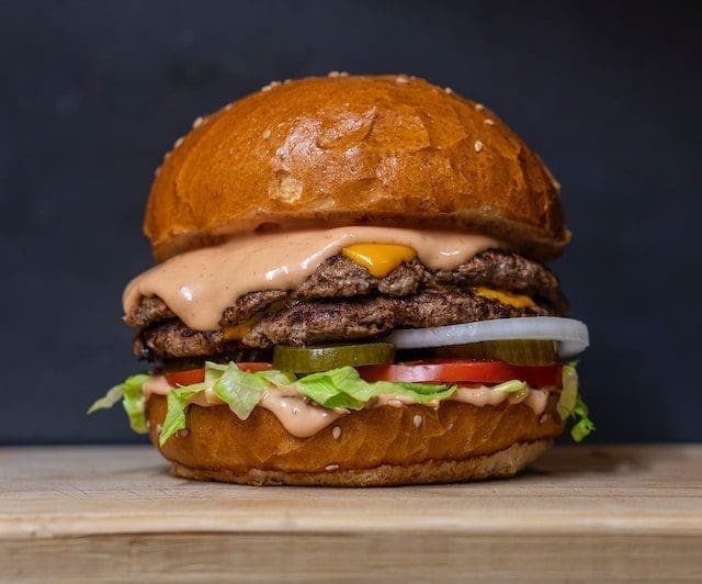 burger with lettuce and tomatoes