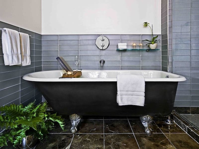 bathroom suite soaking tub